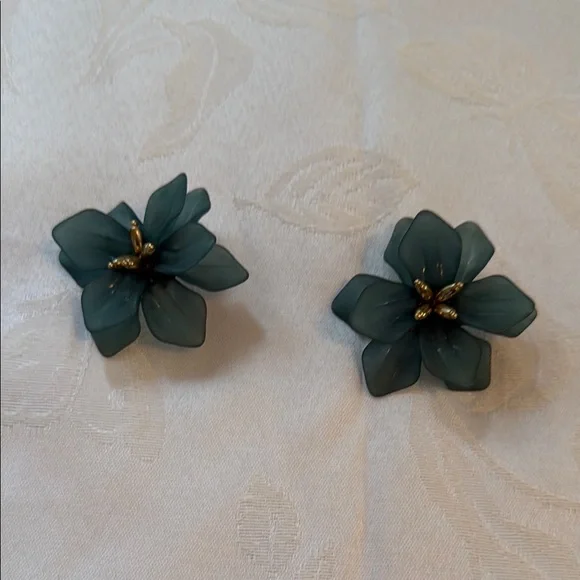 Elegant Floral Earrings in Green and Gold - Picture 3 of 4